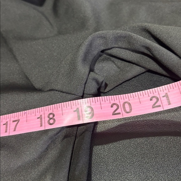 HYPE Moisture wicking, 360 stretch, compression sculpting, breathable,4 pockets - Picture 9 of 11